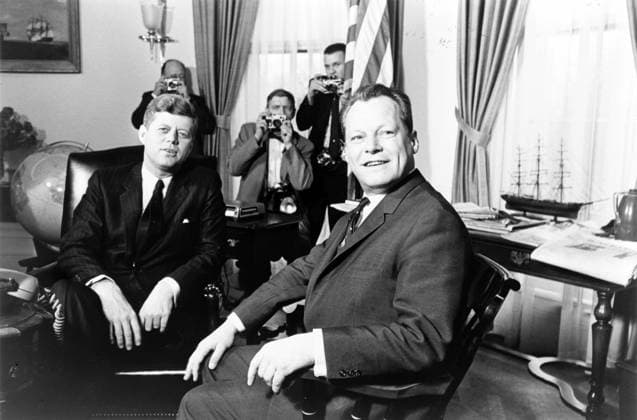 Willy Brandt trifft sich mit John F. Kennedy im Weißen Haus, USA Zeitgeschichte, historisch Willy Brandt meets with John F. Kennedy in the White House, USA Contemporary history, historical Copyright: imageBROKER HeinzxKrimmer ibljwp16915100.jpg