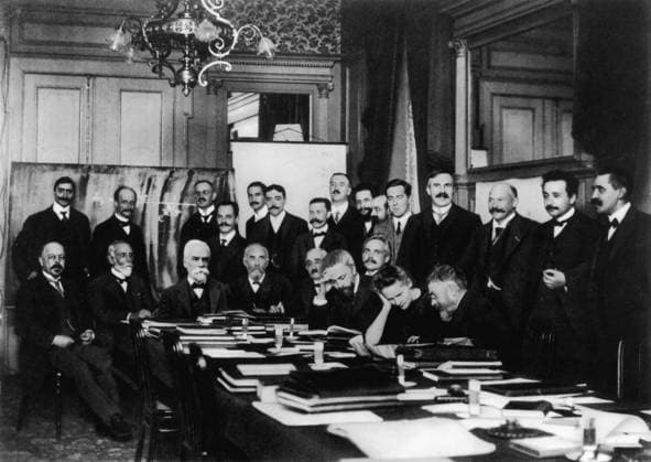 Die erste Solvay Konferenz von 1911 vereinigte die Weltspitze der damaligen experimentierenden und theoretischen Physiker. Als einzige Frau mit dabei: Marie Curie, Chemikerin und Physikerin polnischer Abstammung. Sie prägte den Begriff radioaktiv für die Beschreibung von Strahlung. Sie erhielt 1903 zusammen mit ihrem Mann und Henri Becquerel anteilig den Nobelpreis für Physik. 1911 erhielt sie mit ihrem Mann den Nobelpreis für Chemie für die Entdeckung der chemischen Elemente Polonium und Radium. Marie Curie gehört zu den fünf Personen, denen mehrfach ein Nobelpreis verliehen wurde. Zudem erhielt sie Nobelpreise auf zwei verschiedenen Fachgebieten. Eine absolute Ausnahmewissenschaftlerin. Forschung, Wissenschaft, Zeitgeschichte, historis Copyright: imageBROKER HeinzxKrimmer ibljwp16915125.jpg
