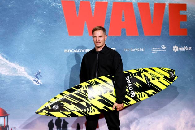 Extreme sportsman Sebastian Steudtner with surfboard at the premiere of the film On the Wave in the Cinedom Cologne Cologne, 02 03 2026 NRW Germany Copyright: xChristophxHardtx