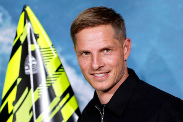 Extreme sportsman Sebastian Steudtner with surfboard at the premiere of the film On the Wave in the Cinedom Cologne Cologne, 02 03 2026 NRW Germany Copyright: xChristophxHardtx