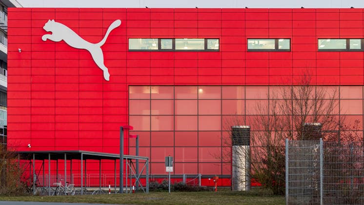 Headquarter der Puma SE am Unternehmenssitz des Sportartikelherstellers, Herzogenaurach, 04.03.2026 Großes Puma Logo an der Fassade eines Gebäudes am Headquarter der Puma SE am Unternehmenssitz des internationalen Sportartikelherstellers in Herzogenaurach. Der Gebäudeteil gehört zum FirmenÂ­campus der Konzernzentrale des Unternehmens. Herzogenaurach Bayern Deutschland *** Headquarters of Puma SE at the headquarters of the sporting goods manufacturer, Herzogenaurach, 04 03 2026 Large Puma logo on the facade of a building at the headquarters of Puma SE at the headquarters of the international sporting goods manufacturer in Herzogenaurach The building is part of the corporate campus of the companys headquarters Herzogenaurach Bavaria Germ 20260304-286A0010-M4000