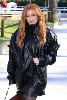 Jerome Domine - PFW - Stella McCartney Photocall - Bela Isla Fisher pictured at photocall of the Stella McCartney fashion show during Paris Fashion Week on March 4, 2026 in Paris, France. Photo by Jerome Domine ABACAPRESS.COM Paris France  Copyright: xDominexJerome ABACAx