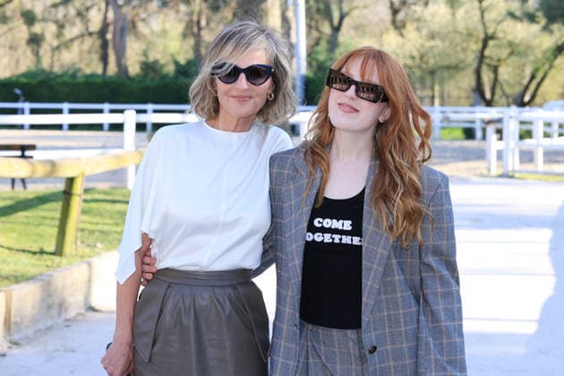 Jerome Domine - PFW - Stella McCartney Photocall - Bela Helen Hunt and her daughter Makena Lei pictured at photocall of the Stella McCartney fashion show during Paris Fashion Week on March 4, 2026 in Paris, France. Photo by Jerome Domine ABACAPRESS.COM Paris France  Copyright: xDominexJerome ABACAx