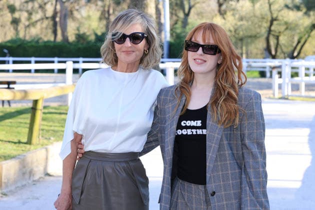 Jerome Domine - PFW - Stella McCartney Photocall - Bela Helen Hunt and her daughter Makena Lei pictured at photocall of the Stella McCartney fashion show during Paris Fashion Week on March 4, 2026 in Paris, France. Photo by Jerome Domine ABACAPRESS.COM Paris France  Copyright: xDominexJerome ABACAx