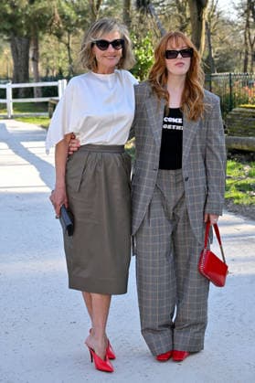 PFW Stella McCartney Photocall Helene Hunt, Makena Lei Carnahan attending a photocall at the Stella McCartney show during Fashion Week in Paris, France on March 4, 2026. Photo by Julien Reynaud APS-Medias ABACAPRESS.COM Paris France  Copyright: xReynaudxJulien APS-Medias ABACAx