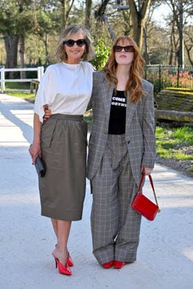 PFW Stella McCartney Photocall Helene Hunt, Makena Lei Carnahan attending a photocall at the Stella McCartney show during Fashion Week in Paris, France on March 4, 2026. Photo by Julien Reynaud APS-Medias ABACAPRESS.COM Paris France  Copyright: xReynaudxJulien APS-Medias ABACAx