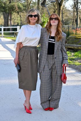 PFW Stella McCartney Photocall Helene Hunt, Makena Lei Carnahan attending a photocall at the Stella McCartney show during Fashion Week in Paris, France on March 4, 2026. Photo by Julien Reynaud APS-Medias ABACAPRESS.COM Paris France  Copyright: xReynaudxJulien APS-Medias ABACAx