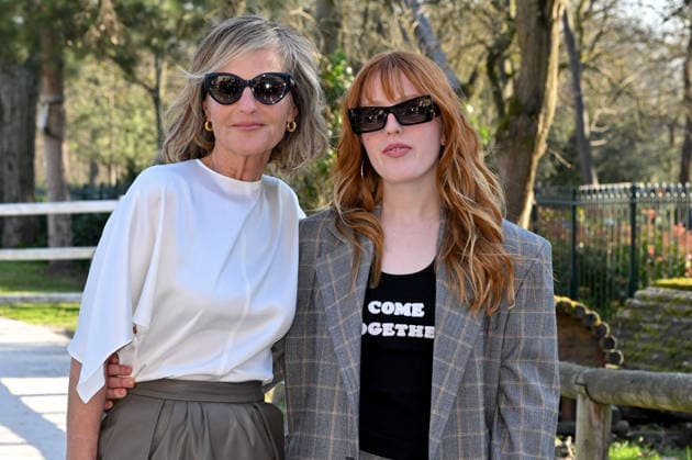 PFW Stella McCartney Photocall Helene Hunt, Makena Lei Carnahan attending a photocall at the Stella McCartney show during Fashion Week in Paris, France on March 4, 2026. Photo by Julien Reynaud APS-Medias ABACAPRESS.COM Paris France  Copyright: xReynaudxJulien APS-Medias ABACAx