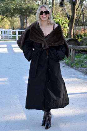 PFW Stella McCartney Photocall Renee Rapp attending a photocall at the Stella McCartney show during Fashion Week in Paris, France on March 4, 2026. Photo by Julien Reynaud APS-Medias ABACAPRESS.COM Paris France  Copyright: xReynaudxJulien APS-Medias ABACAx