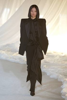(260304) -- PARIS, March 4, 2026 -- A model presents a creation from the ready-to-wear Fall Winter 2026-2027 collections by Balmain during the Paris Fashion Week, in Paris, France, on March 4, 2026. (MeetEurope Handout via Xinhua) FRANCE-PARIS-FASHION WEEK-BALMAIN WuxHuiwo 