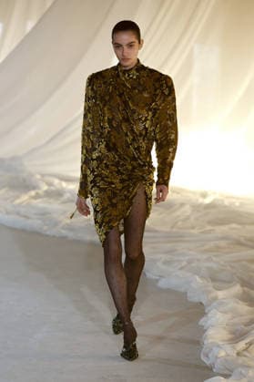 (260304) -- PARIS, March 4, 2026 -- A model presents a creation from the ready-to-wear Fall Winter 2026-2027 collections by Balmain during the Paris Fashion Week, in Paris, France, on March 4, 2026. (MeetEurope Handout via Xinhua) FRANCE-PARIS-FASHION WEEK-BALMAIN WuxHuiwo 