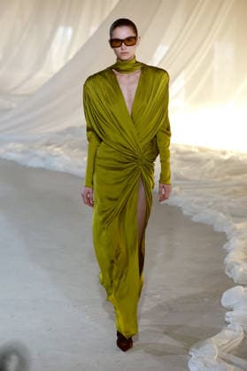 (260304) -- PARIS, March 4, 2026 -- A model presents a creation from the ready-to-wear Fall Winter 2026-2027 collections by Balmain during the Paris Fashion Week, in Paris, France, on March 4, 2026. (MeetEurope Handout via Xinhua) FRANCE-PARIS-FASHION WEEK-BALMAIN WuxHuiwo 