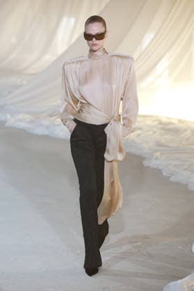 (260304) -- PARIS, March 4, 2026 -- A model presents a creation from the ready-to-wear Fall Winter 2026-2027 collections by Balmain during the Paris Fashion Week, in Paris, France, on March 4, 2026. (MeetEurope Handout via Xinhua) FRANCE-PARIS-FASHION WEEK-BALMAIN WuxHuiwo 