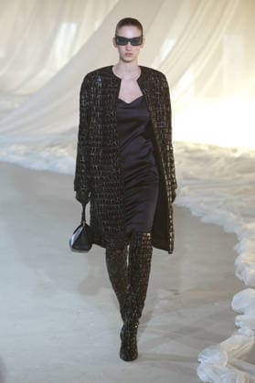 (260304) -- PARIS, March 4, 2026 -- A model presents a creation from the ready-to-wear Fall Winter 2026-2027 collections by Balmain during the Paris Fashion Week, in Paris, France, on March 4, 2026. (MeetEurope Handout via Xinhua) FRANCE-PARIS-FASHION WEEK-BALMAIN WuxHuiwo 