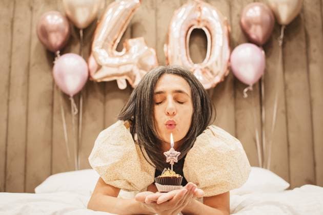 Erwachsene glückliche schöne Frau vierzig Jahre mit festlichem Cupcake mit Kerze in den Händen, vor weißem Hintergrundem Grund, Geburtstagskind. Natürlich aussehende reife Frau feiert alles Gute zum Geburtstag, blase eine Cupcake Kerze Adult happy beautiful woman forty years with festive cupcake with candle in hands, isolated on white, birthday girl. Natural looking mature woman celebrate happy birthday blow one cupcake candle Copyright: imageBROKER EvaldasxMikoliunas ibxemi16901212.jpg ,model released, Symbolfoto ,property released