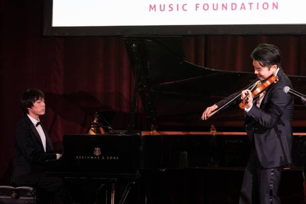March 4, 2026, Bronx, New York, USA: Ray Chen and young musician, recipient of foundation Taige Wang perform during Lang Lang International Music Foundation bi-annual gala at Metropolitan Club in New York, NY on March 4, 2026. Bronx USA - ZUMAr339 20260304_znp_r339_090 Copyright: xLevxRadinx