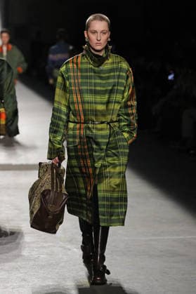 PFW - Dries Van Noten Runway A model walks the runway during the Dries Van Noten Womenswear Fall Winter 2026-2027 show as part of Paris Fashion Week on March 04, 2026 in Paris, France. Photo by Alain Gil Gonzalez ABACAPRESS.COM Paris France  Copyright: xGonzalezxAlain-Gil ABACAx