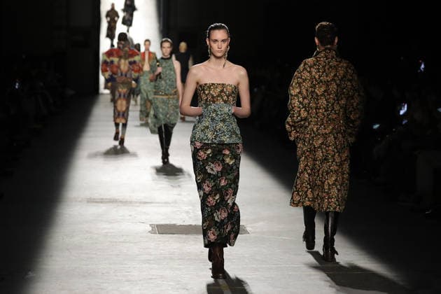 PFW - Dries Van Noten Runway A model walks the runway during the Dries Van Noten Womenswear Fall Winter 2026-2027 show as part of Paris Fashion Week on March 04, 2026 in Paris, France. Photo by Alain Gil Gonzalez ABACAPRESS.COM Paris France  Copyright: xGonzalezxAlain-Gil ABACAx