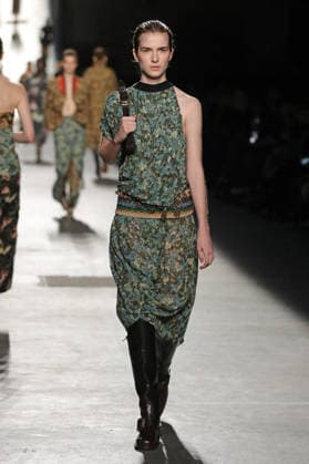 PFW - Dries Van Noten Runway A model walks the runway during the Dries Van Noten Womenswear Fall Winter 2026-2027 show as part of Paris Fashion Week on March 04, 2026 in Paris, France. Photo by Alain Gil Gonzalez ABACAPRESS.COM Paris France  Copyright: xGonzalezxAlain-Gil ABACAx