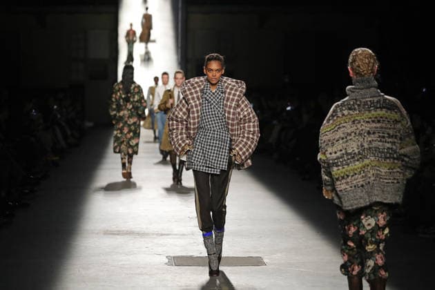 PFW - Dries Van Noten Runway A model walks the runway during the Dries Van Noten Womenswear Fall Winter 2026-2027 show as part of Paris Fashion Week on March 04, 2026 in Paris, France. Photo by Alain Gil Gonzalez ABACAPRESS.COM Paris France  Copyright: xGonzalezxAlain-Gil ABACAx