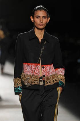 PFW - Dries Van Noten Runway A model walks the runway during the Dries Van Noten Womenswear Fall Winter 2026-2027 show as part of Paris Fashion Week on March 04, 2026 in Paris, France. Photo by Alain Gil Gonzalez ABACAPRESS.COM Paris France  Copyright: xGonzalezxAlain-Gil ABACAx