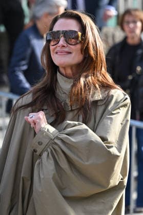 PFW Chloe Outside Arrivals Brooke Shields arriving at the Chloeshow during Fashion Week in Paris, France on March 5, 2026. Photo by Julien Reynaud APS-Medias ABACAPRESS.COM Paris France  Copyright: xReynaudxJulien APS-Medias ABACAx