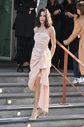 PFW Chloe Outside Arrivals Alexa Chung arriving at the Chloeshow during Fashion Week in Paris, France on March 5, 2026. Photo by Julien Reynaud APS-Medias ABACAPRESS.COM Paris France  Copyright: xReynaudxJulien APS-Medias ABACAx