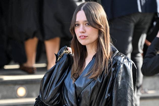 PFW Chloe Outside Arrivals Aimee Lou Wood arriving at the Chloeshow during Fashion Week in Paris, France on March 5, 2026. Photo by Julien Reynaud APS-Medias ABACAPRESS.COM Paris France  Copyright: xReynaudxJulien APS-Medias ABACAx