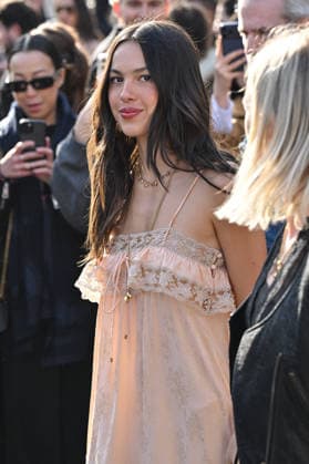PFW Chloe Outside Arrivals Olivia Rodrigo arriving at the Chloeshow during Fashion Week in Paris, France on March 5, 2026. Photo by Julien Reynaud APS-Medias ABACAPRESS.COM Paris France  Copyright: xReynaudxJulien APS-Medias ABACAx