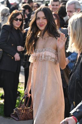 Entertainment Bilder des Tages PFW Chloe Outside Arrivals Olivia Rodrigo arriving at the Chloeshow during Fashion Week in Paris, France on March 5, 2026. Photo by Julien Reynaud APS-Medias ABACAPRESS.COM Paris France  Copyright: xReynaudxJulien APS-Medias ABACAx