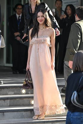 PFW Chloe Outside Arrivals Olivia Rodrigo arriving at the Chloeshow during Fashion Week in Paris, France on March 5, 2026. Photo by Julien Reynaud APS-Medias ABACAPRESS.COM Paris France  Copyright: xReynaudxJulien APS-Medias ABACAx