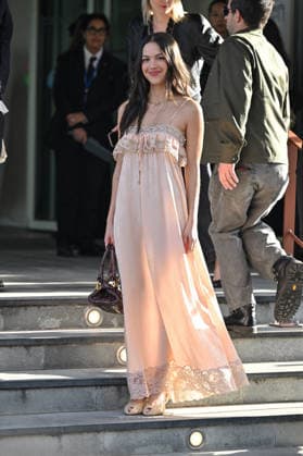 PFW Chloe Outside Arrivals Olivia Rodrigo arriving at the Chloeshow during Fashion Week in Paris, France on March 5, 2026. Photo by Julien Reynaud APS-Medias ABACAPRESS.COM Paris France  Copyright: xReynaudxJulien APS-Medias ABACAx