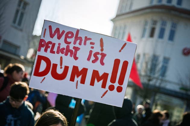 Schüler demonstrieren gegen mögliche Wiedereinführung der Wehrpflicht Oldenburg, Deutschland, 05.03.2026: Teilnehmer eines Schulstreiks gegen eine mögliche Wiedereinführung der Wehrpflicht halten während einer Demonstration ein Protestplakat mit der Aufschrift Wehrpflicht ist Dumm!!. *** Students demonstrate against possible reintroduction of compulsory military service Oldenburg, Germany, 05 03 2026 Participants of a school strike against a possible reintroduction of compulsory military service hold a protest poster with the inscription Conscription is stupid during a demonstration.