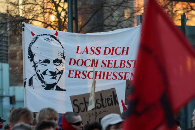 News Bilder des Tages Leipzig - Rund 1.500 bis 2.000 Menschen bei Abenddemonstration gegen mögliche Wehrpflicht erwartet 05.03.2026 gegen 17.00 Uhr Leipzig, Augustusplatz Fotograf: EHL Media Björn Stach Am heutigen Donnerstag, dem 5. März 2026, findet in Leipzig eine weitere Demonstration im Rahmen des bundesweiten Schulstreiks gegen die Wehrpflicht statt. Nachdem bereits am Vormittag mehrere hundert Schülerinnen und Schüler auf dem Augustusplatz gegen das geplante Wehrdienstgesetz protestiert hatten, ist für den Abend ein größerer Demonstrationszug durch die Leipziger Innenstadt angekündigt. Nach aktuellen Einschätzungen werden an der Abenddemonstration etwa 1.500 bis 2.000 Teilnehmerinnen und Teilnehmer erwartet. Die Demonstration soll um 17 U Copyright: xEHLxMedia BjörnxStachx 20260305_Leipzig-Demo-Wehrpflicht8