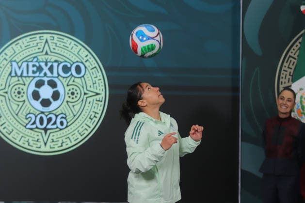 Charlyn Corral Ang, professional soccer player Juggling the ball during a briefing on the contest Represent Mexico at the Opening of the 2026 FIFA World Cup, through the so-called President s ticket at National Palace. on March 5, 2026 in Mexico City, Mexico. Mexico City Mexico - ZUMAe321 20260305_zia_e321_010 Copyright: xCarlosxSantiagox