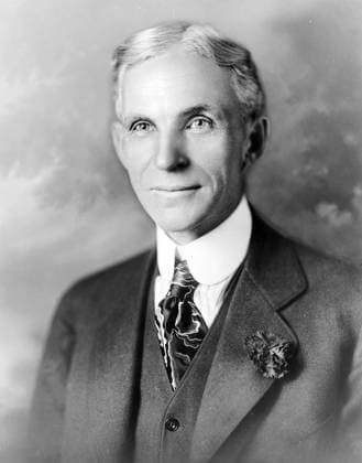 Henry Ford, amerikanischer Erfinder, Industrieller und zusammen mit 11 weiteren Investoren Gründer des Automobilkonzern Ford Motor Company. Das Gründungskapital 1093 betrug 28.000 Dollar. Porträt von 1919, USA Sein Konzept der Fließbandfertigung war revolutionär und hatte auch Auswirkungen auf die industrielle Produktion anderer Güter. Er ist einer der bedeutendsten Unternehmer des 20. Jahrhunderts. Historisch, Zeitgeschichte, Wirtschaftsgeschichte Henry Ford, American inventor, industrialist and, together with 11 other investors, founder of the automotive group Ford Motor Company. The founding capital of 1093 was 28, 000 dollars. Portrait from 1919, USA His concept of assembly line production was revolutionary and also had an impact on Copyright: imageBROKER HeinzxKrimmer ibljwp16932674.jpg