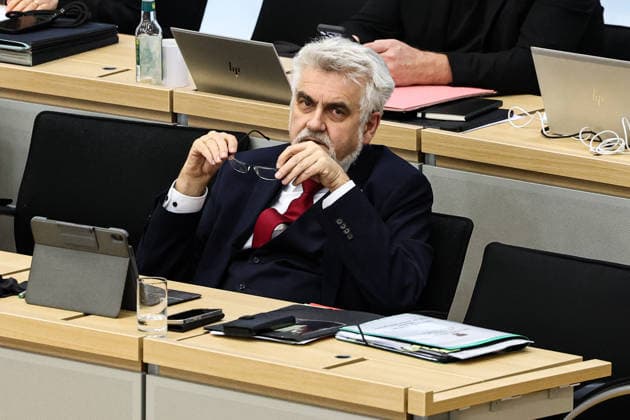 Wissenschaftsminister Armin Willingmann (SPD,Sachsen Anhalt) - Sitzung im Landtag von Sachsen Anhalt mit dem Thema Abgeordnetengesetz zur Parlamentsreform 2026 *** Science Minister Armin Willingmann SPD,Saxony-Anhalt Meeting in the state parliament of Saxony-Anhalt on the subject of the Members of Parliament Act on the 2026 parliamentary reform