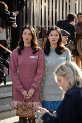 Ziyun et Ziwen Guan aux arrivals au défilé Chloé Collection Femme Prêt à Porter Automne Hiver 2026 2027 lors de la Fashion Week de Paris PFW à lUnesco, à Paris, France, le 5 mars 2026 Florian Lavielle Bestimage Arrivals at the Chloé Womens Ready to Wear Fall Winter 2026 2027 show during Paris Fashion Week PFW at UNESCO, Paris, France, on March 5, 2026 Paris France  Copyright: xFlorianxLaviellex xBestimagexFlorianxLaviellex xBestimagex