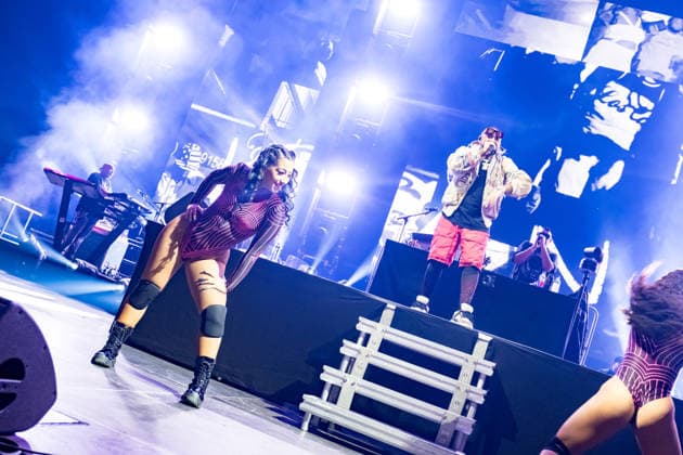 Sean Paul plays a show of his TIMELESS TOUR on March 5, 2026 at the QUARTERBACK Immobilien ARENA Leipzig In front of an almost sold-out venue, the dancehall star delivers an energetic performance with his best-known hits, accompanied by a DJ and an elaborate light and video production, while the audience in the arena dances and sings along ï¿¼ Sean Paul Lei