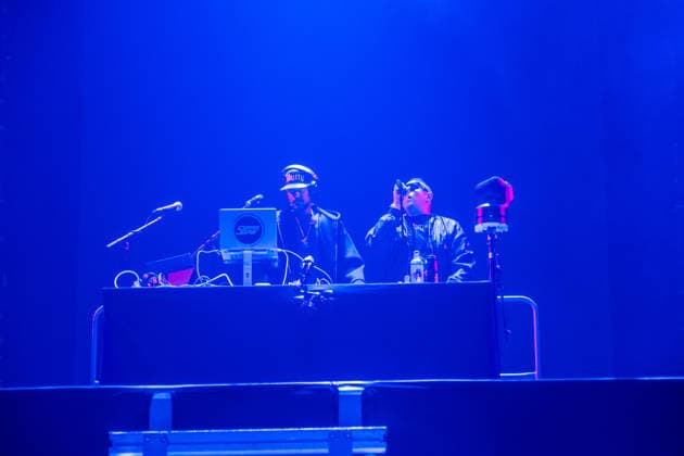 Sean Paul plays a show of his TIMELESS TOUR on March 5, 2026 at the QUARTERBACK Immobilien ARENA Leipzig In front of an almost sold-out venue, the dancehall star delivers an energetic performance with his best-known hits, accompanied by a DJ and an elaborate light and video production, while the audience in the arena dances and sings along ï¿¼ Sean Paul Lei