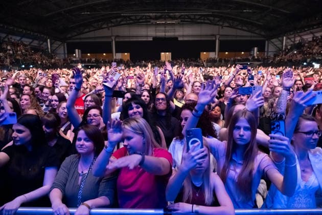 Sean Paul plays a show of his TIMELESS TOUR on March 5, 2026 at the QUARTERBACK Immobilien ARENA Leipzig In front of an almost sold-out venue, the dancehall star delivers an energetic performance with his best-known hits, accompanied by a DJ and an elaborate light and video production, while the audience in the arena dances and sings along ï¿¼ Sean Paul Lei