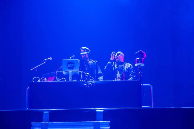 Sean Paul plays a show of his TIMELESS TOUR on March 5, 2026 at the QUARTERBACK Immobilien ARENA Leipzig In front of an almost sold-out venue, the dancehall star delivers an energetic performance with his best-known hits, accompanied by a DJ and an elaborate light and video production, while the audience in the arena dances and sings along ï¿¼ Sean Paul Lei