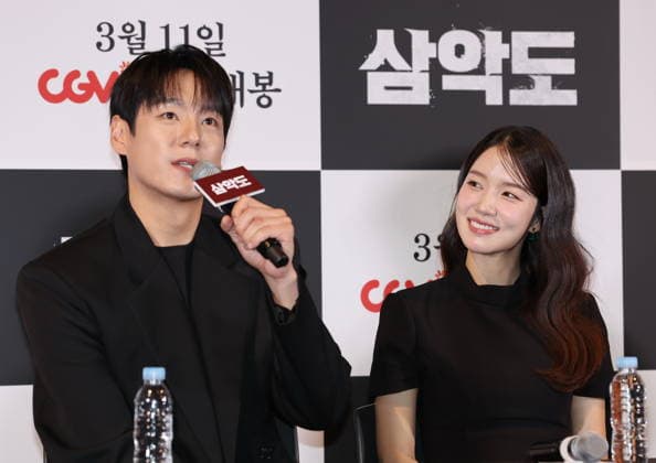 S. Korean actress Jo Yoon-seo and actor Kwak Si-yang S. Korean actress Jo Yoon-seo and actor Kwak Si-yang South Korean actress Jo Yoon-seo and actor Kwak Si-yang, who star in the new movie Samakdo, attend a publicity event in Seoul on March, 5, 2026, to promote the movie, set to hit local screens in South Korea on March 11. (Yonhap) 2026-03-06 10:45:58 < 1980-2026 YONHAPNEWS AGENCY. .> ¼­¿ïÆ¯º°½Ã EDITORIAL USE ONLY  Copyright: xx PYH2026030604740034400 YonhapxNewsx yonphotos250283