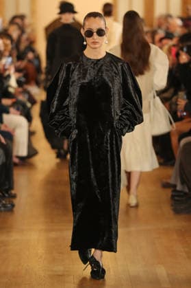 PFW - Uma Wang Runway A model walks the runway during the Uma Wang Womenswear Fall Winter 2026-2027 show as part of Paris Fashion Week on March 05, 2026 in Paris, France. Photo by Alain Gil Gonzalez ABACAPRESS.COM Paris France  Copyright: xGonzalezxAlain-Gil ABACAx