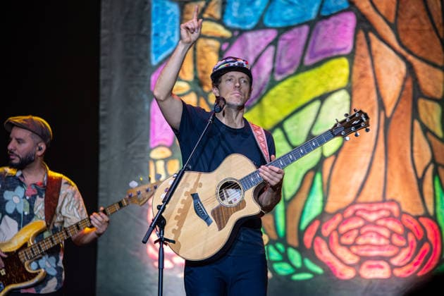 SaO PAULO, SP - 05.03.2026: CANTOR JASON MRAZ FAZ SHOW EM SP - American singer and songwriter Jason Mraz performs at Espaco Unimed, in Sao Paulo, this Thursday (05), with the tour Return to South America Tour, his first in South America in a decade. The show brought together around 3,700 people and featured hits such as I™m Yours, Lucky and I Won™t Give Up. On stage, Mraz was accompanied by Mona Tavakoli, Becky Gebhardt, Chaska Potter, Mai Bloomfield, Camellia Akhami Gadret and Toca Rivera. x2899354x  EmersonxSantos