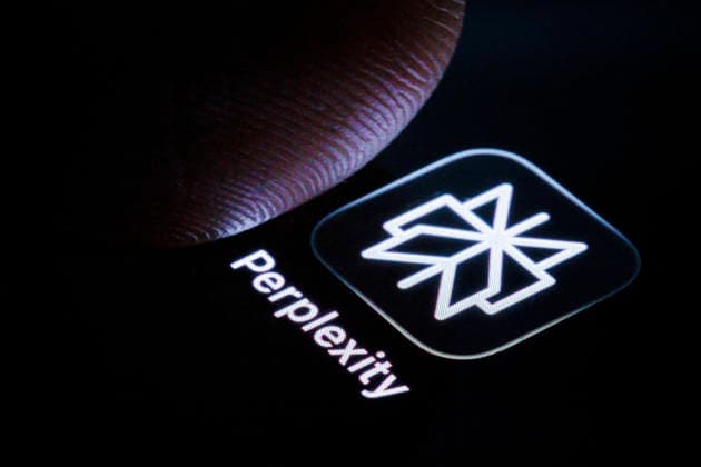 Symbolfoto. Das Logo der KI Suchmaschine Perplexity ist neben einem Finger auf einem Smartphone zu sehen. Berlin, 06.03.2026. Berlin Deutschland *** Symbolic photo The logo of the AI search engine Perplexity can be seen next to a finger on a smartphone Berlin, 06 03 2026 Berlin Germany Copyright: xThomasxTrutschelx