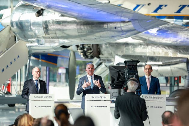 LUFTHANSA-PRESSCONFERENCE-FRANKFURT an overview of the Lufthansa press conference in Frankfurt,Andreas Bartels Head of Communications Lufthansa Group, Carsten Spohr, CEO of Lufthansa Group, and Chief Financial Officer Till Streichert during the company s annual press conference presenting the 2025 financial results at Lufthansa Group Hangar One at Frankfurt Airport, March 6, 2026 *** LUFTHANSA PRESSCONFERENCE FRANKFURT an overview of the Lufthansa press conference in Frankfurt,Andreas Bartels Head of Communications Lufthansa Group, Carsten Spohr, CEO of Lufthansa Group, and Chief Financial Officer Till Streichert during the company s annual press conference presenting the 2025 financial results at Lufthansa Group Hangar One at Frankfurt Ai Copyright: JoaquimxFerreira