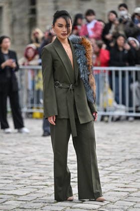 PFW Loewe Outside Arrivals Guest arriving at the Loewe show during Fashion Week in Paris, France on March 6, 2026. Photo by Julien Reynaud APS-Medias ABACAPRESS.COM Paris France  Copyright: xReynaudxJulien APS-Medias ABACAx