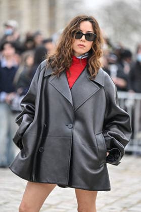 PFW Loewe Outside Arrivals Aubrey Plaza arriving at the Loewe show during Fashion Week in Paris, France on March 6, 2026. Photo by Julien Reynaud APS-Medias ABACAPRESS.COM Paris France  Copyright: xReynaudxJulien APS-Medias ABACAx