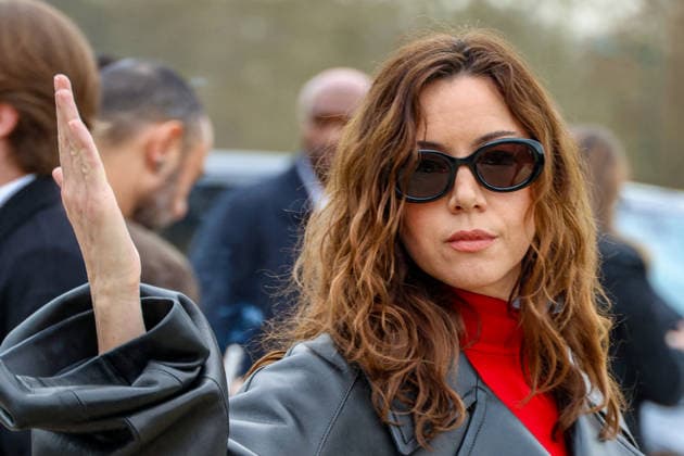 Aubrey Plaza at the arrivals at the Loewe Womenswear Collection Prêt à Porter Automne Hiver 2026 2027 show as part of Paris Fashion Week PFW sur lesplanade du Château de Vincennes, à Paris, France, le 6 mars 2026 Denis Guignebourg Bestimage Arrivals at the Loewe Womenswear Fall Winter 2026 2027 show as part of Paris Fashion Week on March 06, 2026 in Paris, France Paris France  Copyright: xDenisxGuignebourgx xBestimagexDenisxGuignebourgx xBestimagex